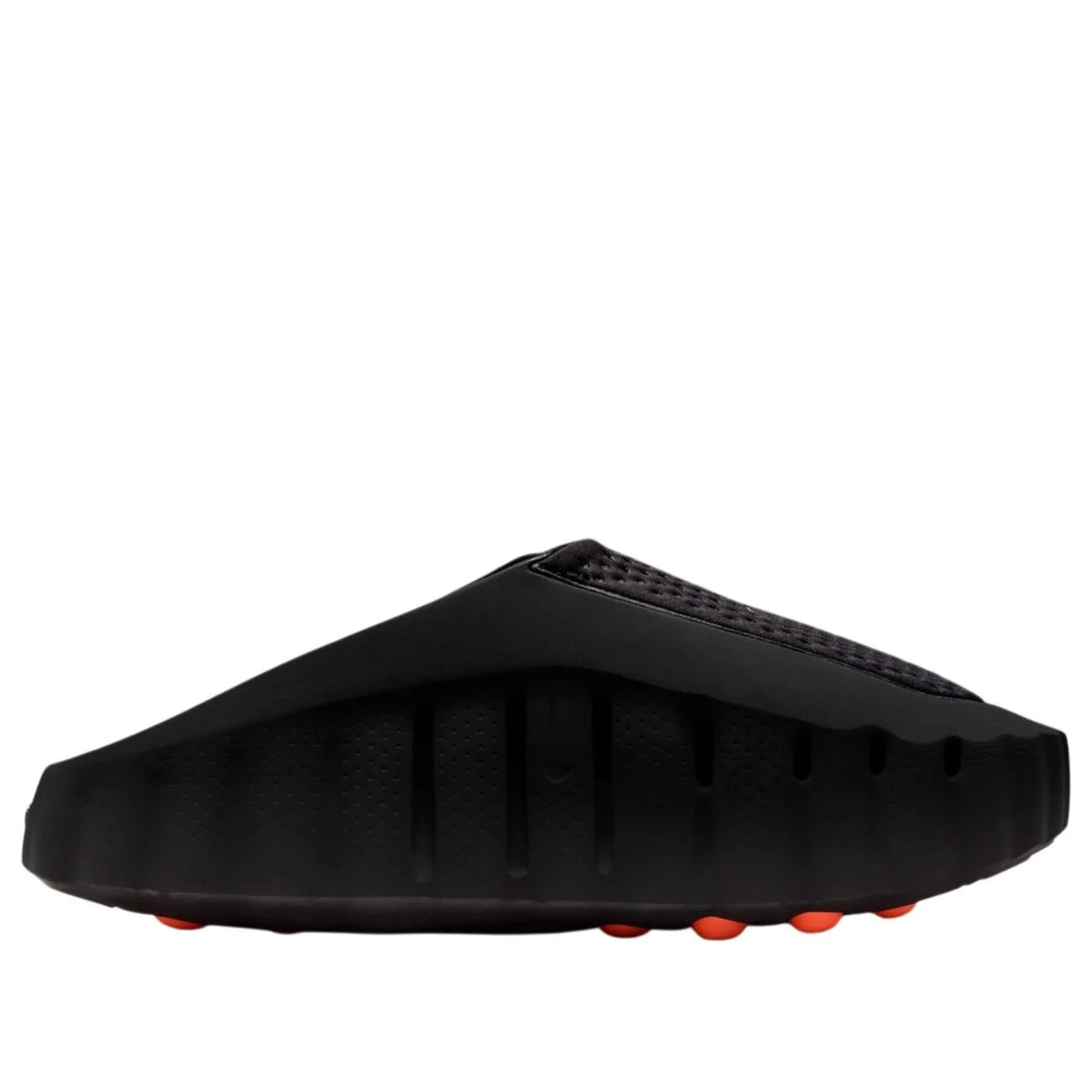 Black NIKE Mind Slide, side view. Textured upper strap, chunky black sole with visible orange traction bumps.